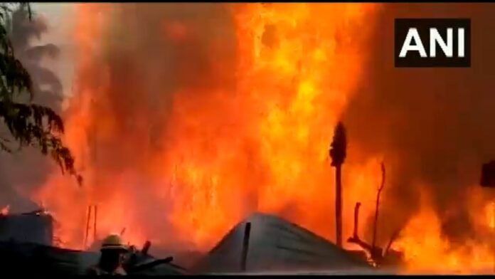 पश्चिम बंगाल: कोलकाता में भीषण आग, बचाव कार्य जारी
